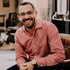 headshot of author jordan raynor